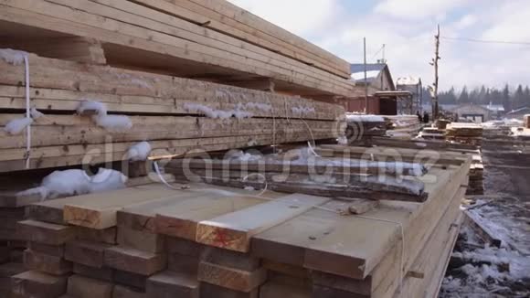 存放在锯木厂院子里的装满木板的桩视频的预览图