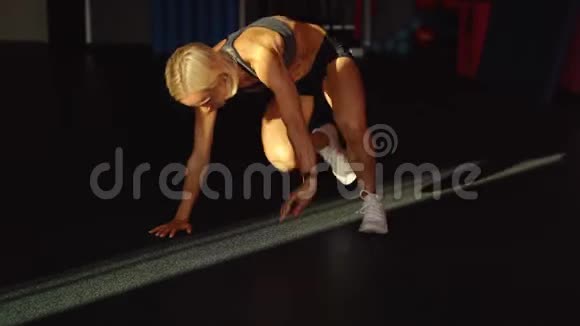 运动垫上的女运动员做腹部运动肌肉女运动员做腹肌锻炼视频的预览图