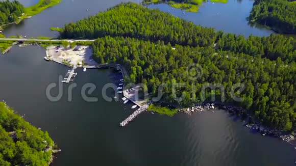 一个小码头有一个停车场和一座桥在海湾群岛的森林岛屿上视频的预览图