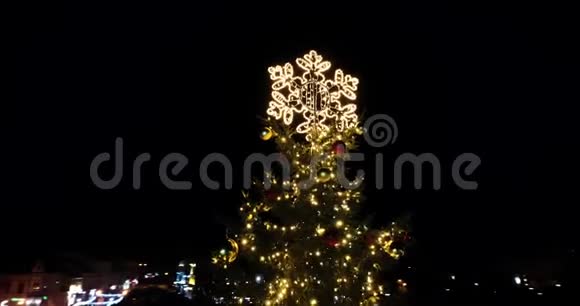 惊人的近距离鸟瞰夜间童话圣诞树乌日戈罗德乌克兰4k视频的预览图