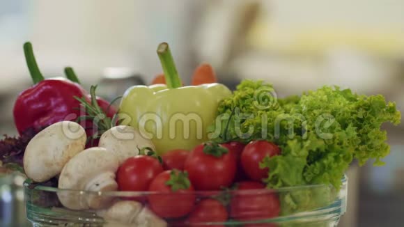 碗中蔬菜专业厨房视频的预览图