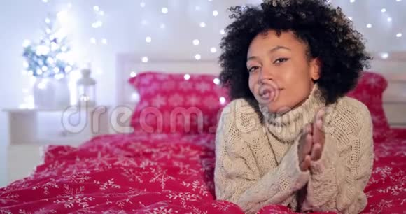 在喜庆的卧室里的漂亮年轻的非洲女人视频的预览图