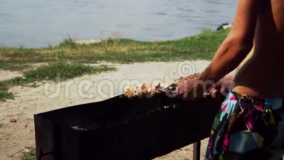 一个人准备湖边的烧烤他打开火肉视频的预览图
