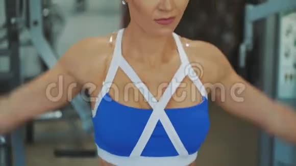 漂亮的女运动员在健身房伸展身体4K视频的预览图