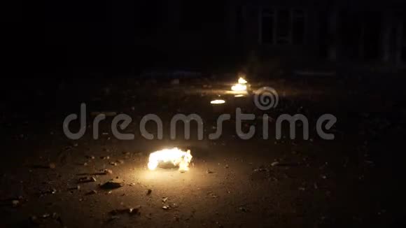火盆里烧着火金属碗里的火在地上夜里点燃仪式火在碗里烧着高脚杯视频的预览图