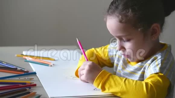小可爱的小女孩用彩色铅笔画她的房子4K视频的预览图