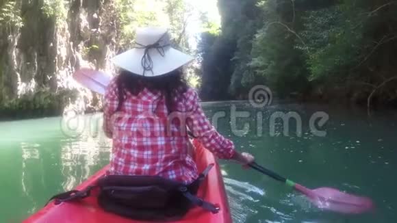 女子探索美丽的泻湖上独木舟行动摄影机视频的预览图