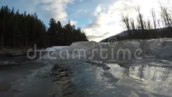 冰寒的山溪水冰积在北冬的大河口视频的预览图