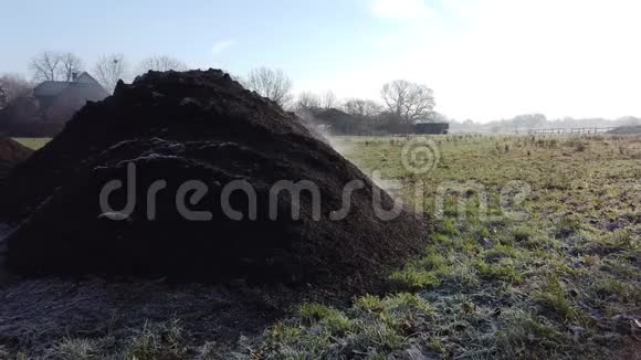 冬季农场粪肥蒸堆视频的预览图
