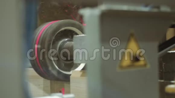 锯木机在锯木厂设施切割木块裂缝视频的预览图