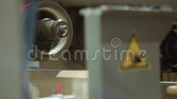 木工机械在锯木厂设施的木块上凿沟视频的预览图