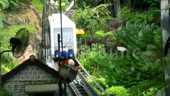 在槟城山的缆车公路上骑行马来西亚槟城山的游客视频的预览图