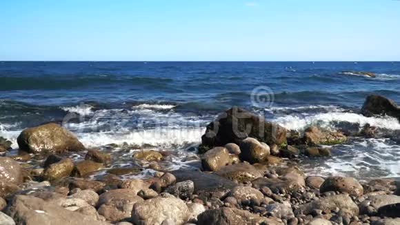 海波在石岸断裂视频的预览图