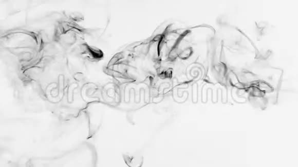 白色背景上的一缕黑烟视频的预览图