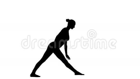 女性在瑜伽姿势和运动锻炼白色背景剪影视频的预览图