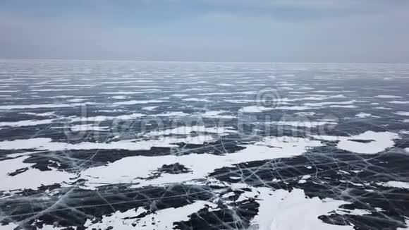 在贝加尔湖冰封的冰面上升起了一个钻上景自然背景和模式视频的预览图