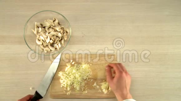 在木板上切洋葱的炊具视频的预览图