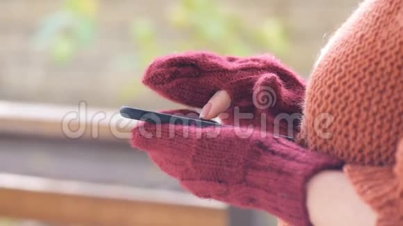 女性用智能手机戴手套视频的预览图
