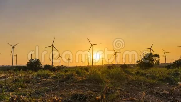 日落时分美丽自然的风力发电机组发电时间视频的预览图
