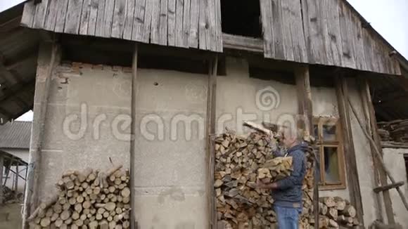 回到乌克兰的村庄一个男人走进树林在烤箱里点燃视频的预览图