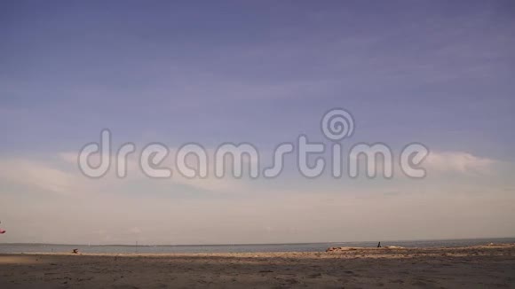 孩子们在海滩上放风筝日落时两个小女孩沿着海滩奔跑大海上的早春慢慢慢慢视频的预览图