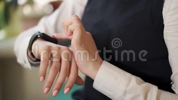 这位经理用智能手表工作他的手特写镜头视频的预览图