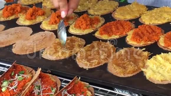 户外厨师烹饪传统的泰国开胃菜蒸饭包与甜地花生馅命名甜肉视频的预览图
