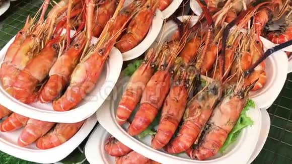 镜头移动烤和炭烧烤龙虾在一个塑料盘子这是泰国传统的海鲜食谱视频的预览图