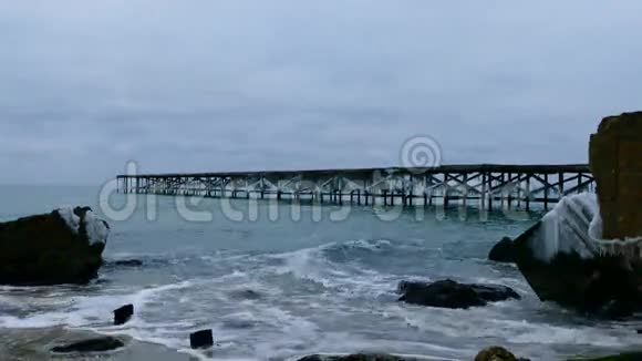 冬天的海浪和岩石视频的预览图