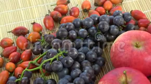 旋转食物水果背景北方的葡萄玫瑰的臀部和苹果视频的预览图