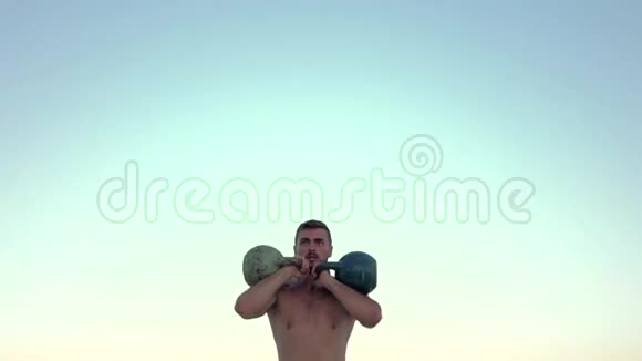 运动员举起两个哑铃在你的头上慢动作视频的预览图