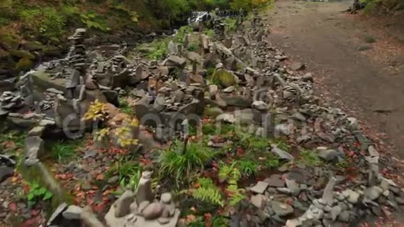 山河畔的石金字塔喀尔巴阡山视频的预览图