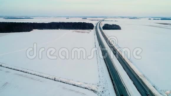 在冬天的田野里飞过马路视频的预览图
