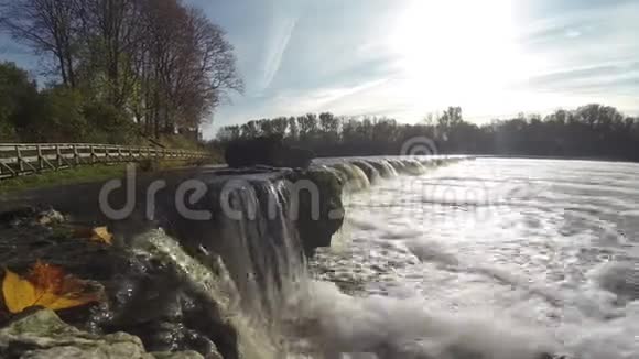 拉托维亚库尔迪加欧洲最宽瀑布的时间推移文塔河视频的预览图
