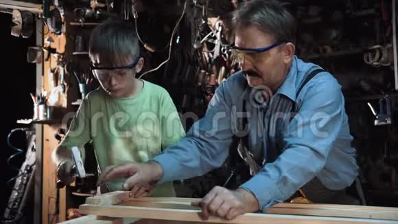 木匠爷爷和孙子一起做窗户视频的预览图