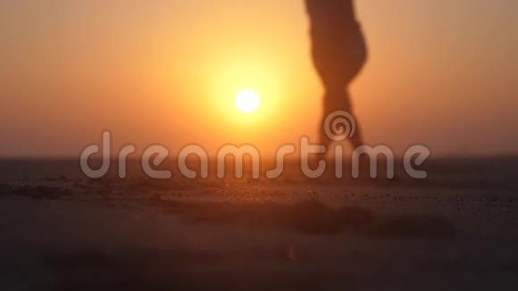 在美丽的金色夕阳下光着脚在海岸边散步跳着跳着转视频的预览图