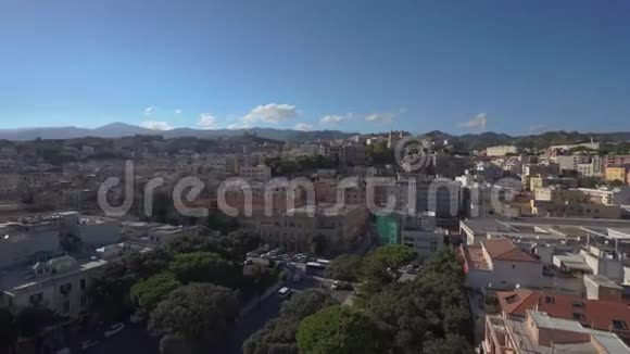 在美丽的城市梅西纳西西里岛意大利4k的当地建筑和山脉全景视频的预览图