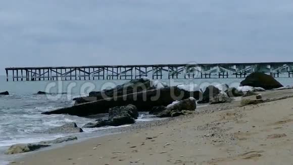 冬天的海浪和岩石视频的预览图
