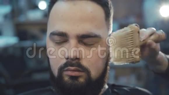 女理发师用刷子4K刮男性胡须视频的预览图