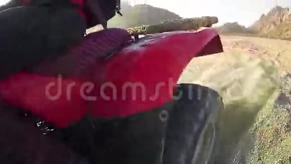 埃及沙漠中ATV的极端驾驶后轮视图视频的预览图