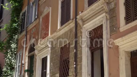 欧洲历史建筑意大利罗马市中心旧住宅楼的外部视频的预览图