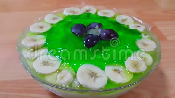 奶油美味的甜绿色果冻香蕉片分层表面视频的预览图