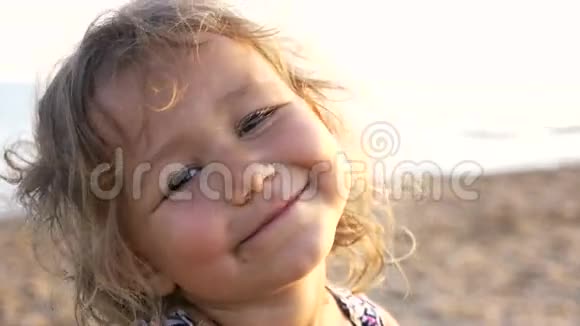 特写幸福的孩子脸在海滩欣赏夏季自然景观的儿童4k视频的预览图