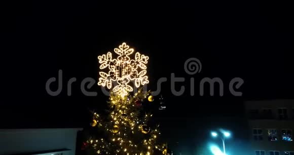 惊人的近距离鸟瞰夜间童话圣诞树乌日戈罗德乌克兰4k视频的预览图