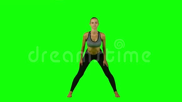 运动的女人做瑜伽绿色屏幕视频的预览图