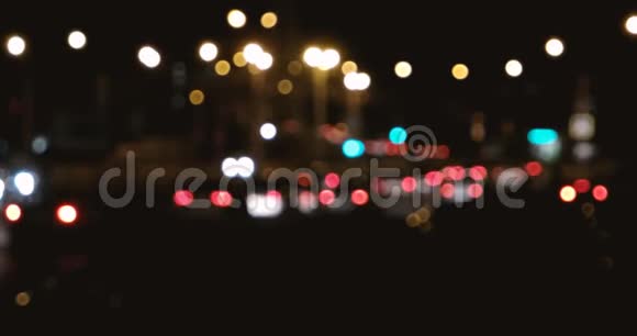 夜间城市交通模糊背景移动了夜间交通的波克圈视频的预览图