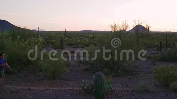 日落时的沙漠徒步旅行者视频的预览图