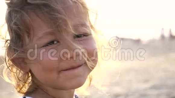 特写幸福的孩子脸在海滩欣赏夏季自然景观的儿童4k视频的预览图