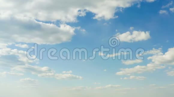蓝天上飘着美丽的白云视频的预览图