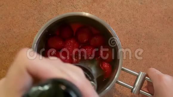 将研磨后的水果放入不锈钢平底锅中用浸泡式搅拌器进行特写烹饪酱汁果酱糖果视频的预览图
